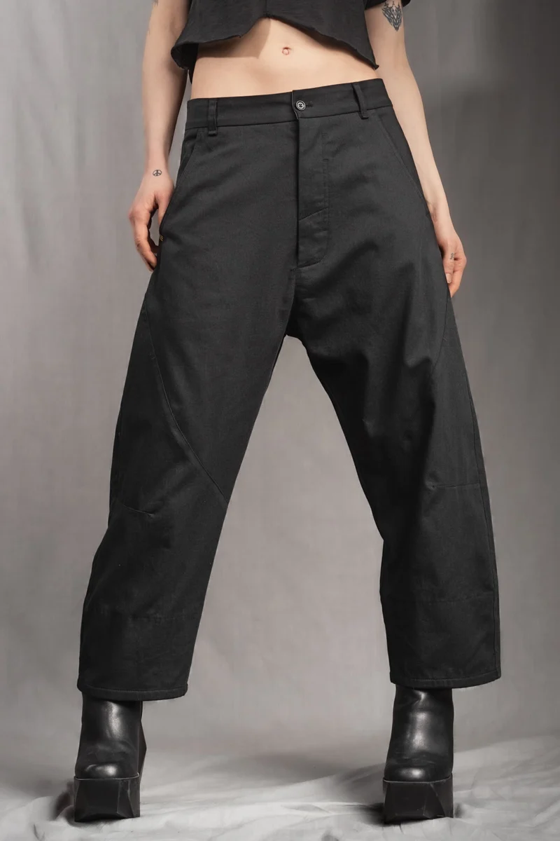 eigensinnig wien | KolQua | Schwarzer Baggy Pants Anzug aus leichter Baumwolle