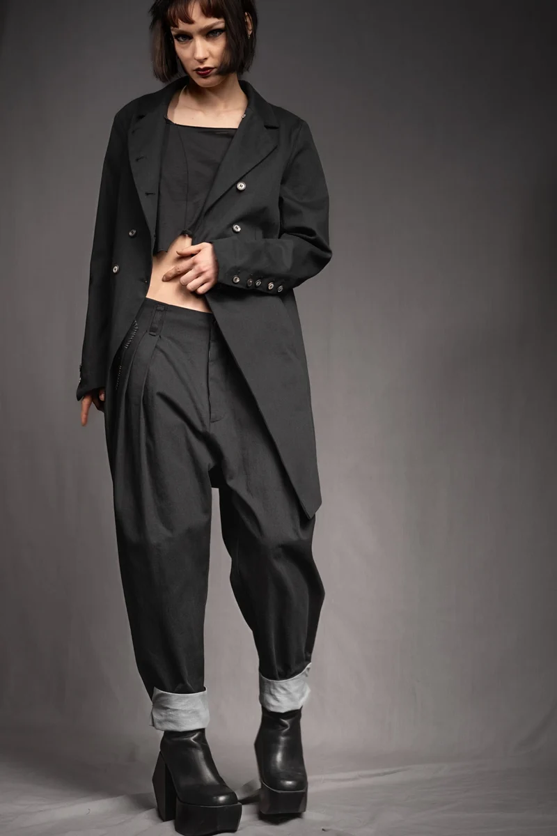 eigensinnig wien | YlaEgo | Extravaganter Designer-Zweiteiler mit Gehrock und Bundfaltenhose