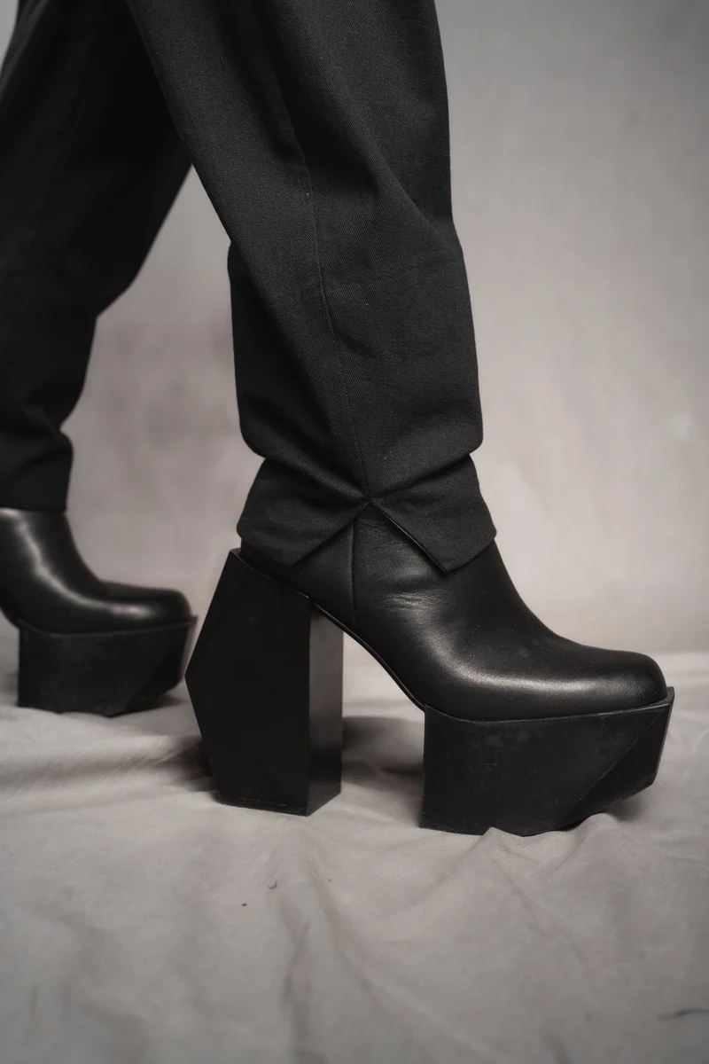 eigensinnig wien | YlaEgo | Extravaganter Designer-Zweiteiler mit Gehrock und Bundfaltenhose