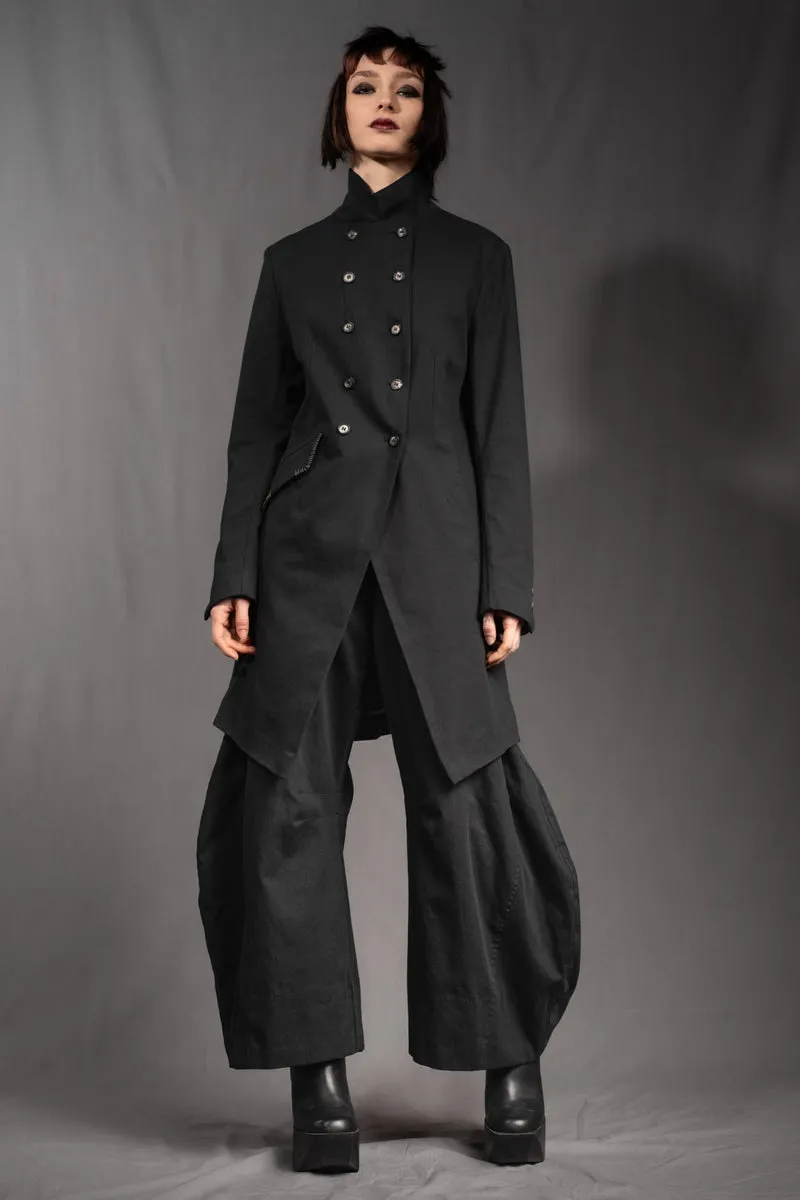 eigensinnig wien | YlaNin | Designer Damenanzug mit Barrel-Leg Hose aus leichter Baumwolle