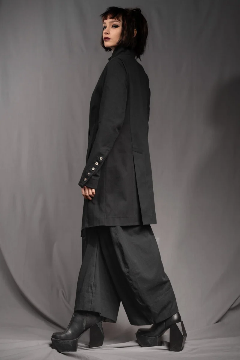 eigensinnig wien | YlaNin | Designer Damenanzug mit Barrel-Leg Hose aus leichter Baumwolle