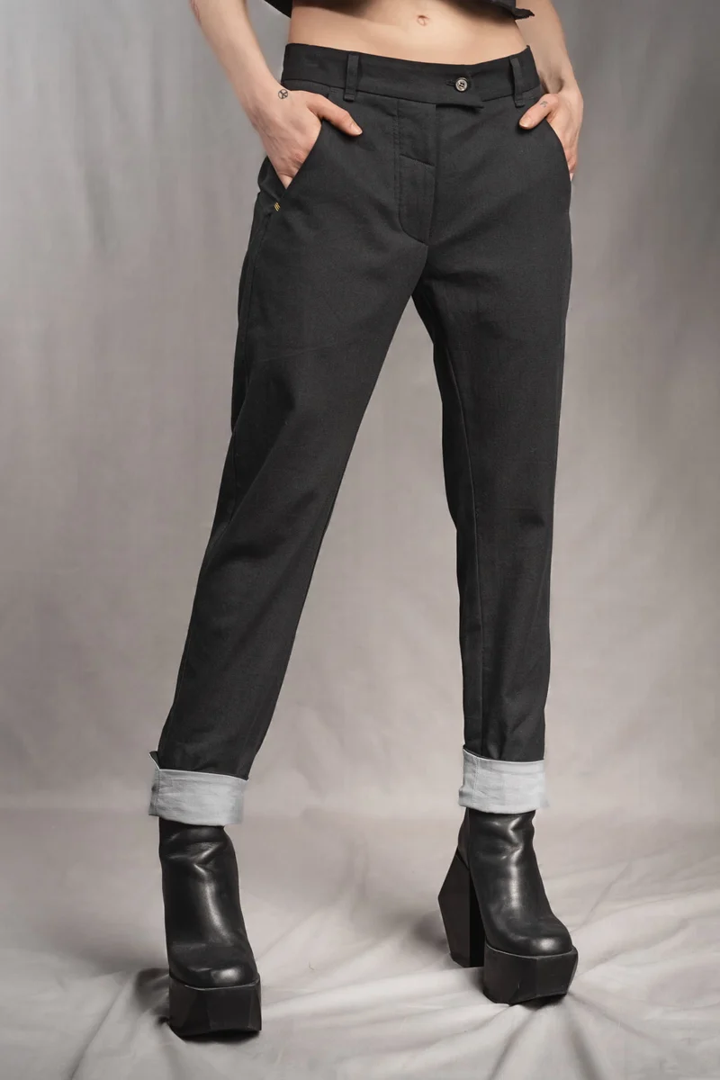 eigensinnig wien | YlaKil | Schwarzer Avantgarde Damenanzug mit Slim-Fit Hose aus leichter Baumwolle