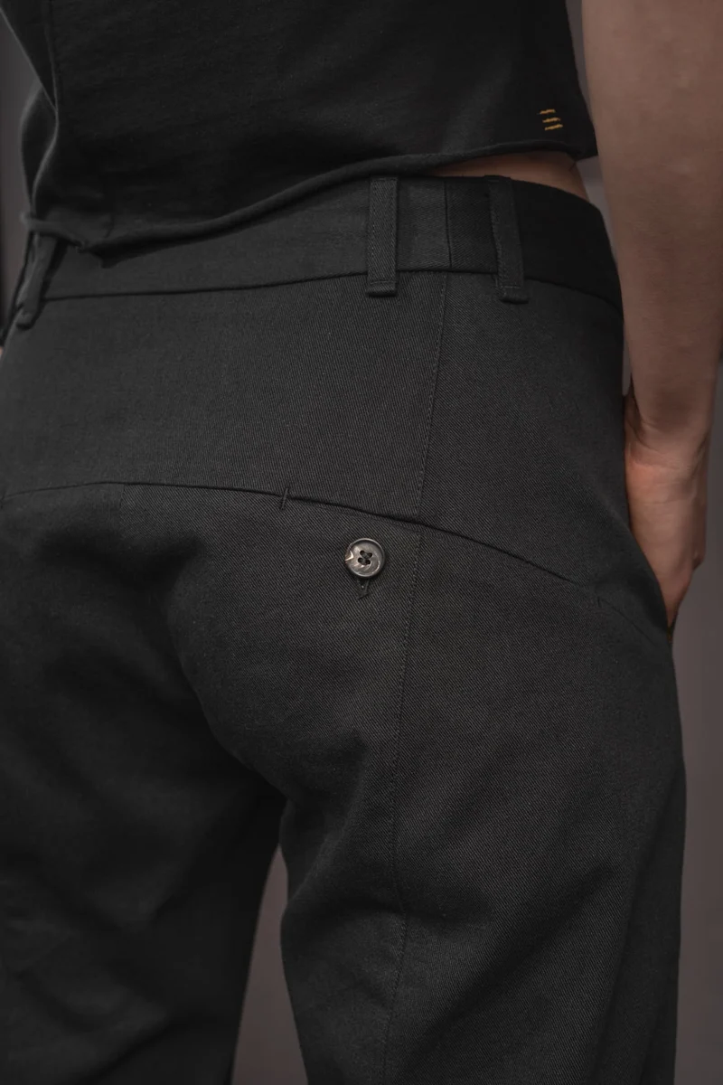 eigensinnig wien | YlaKil | Schwarzer Avantgarde Damenanzug mit Slim-Fit Hose aus leichter Baumwolle