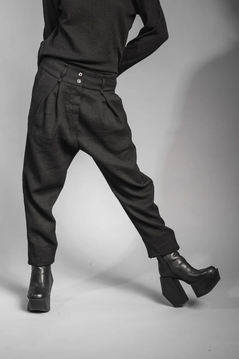 eigensinnig wien | Leontion | Extravagante, weite schwarze Damen Designerhose mit Bundfalten aus Wolle