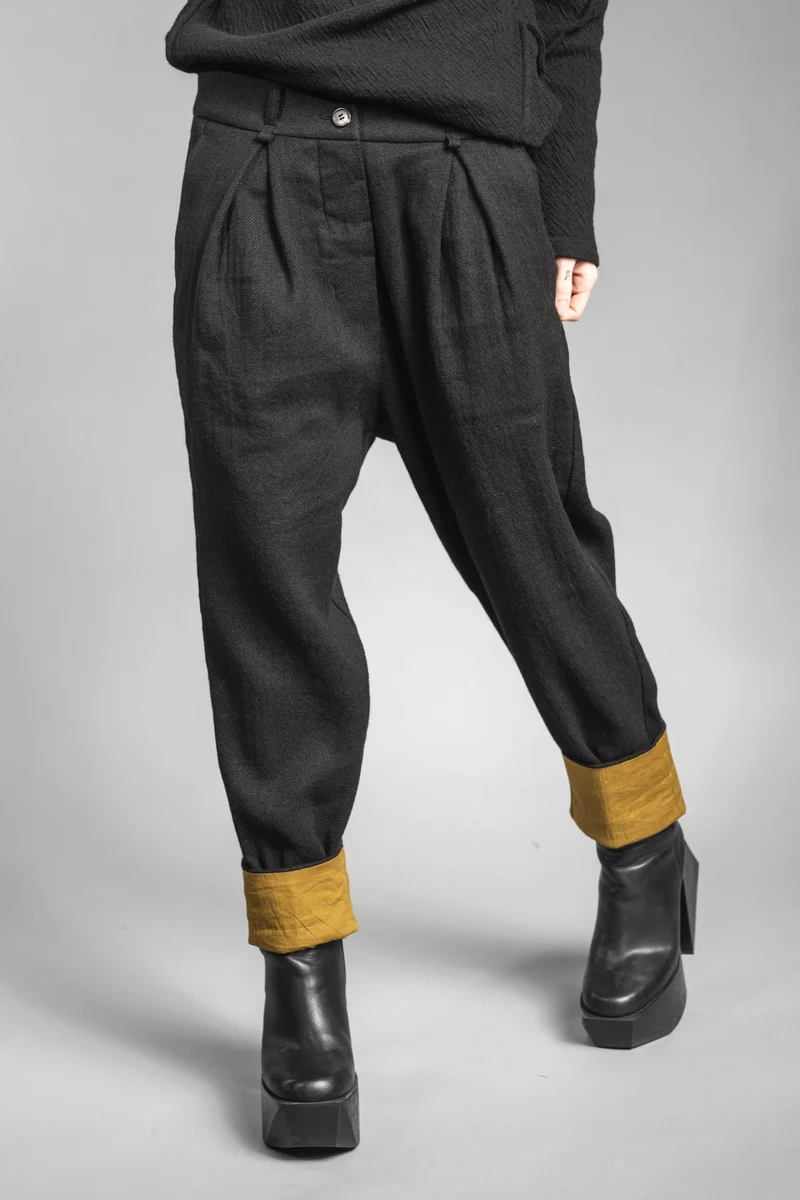 eigensinnig wien | Leontion | Extravagante, weite schwarze Damen Designerhose mit Bundfalten aus Wolle
