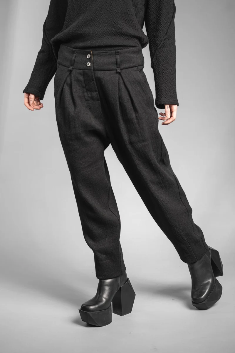 eigensinnig wien | Leontion | Extravagante, weite schwarze Damen Designerhose mit Bundfalten aus Wolle