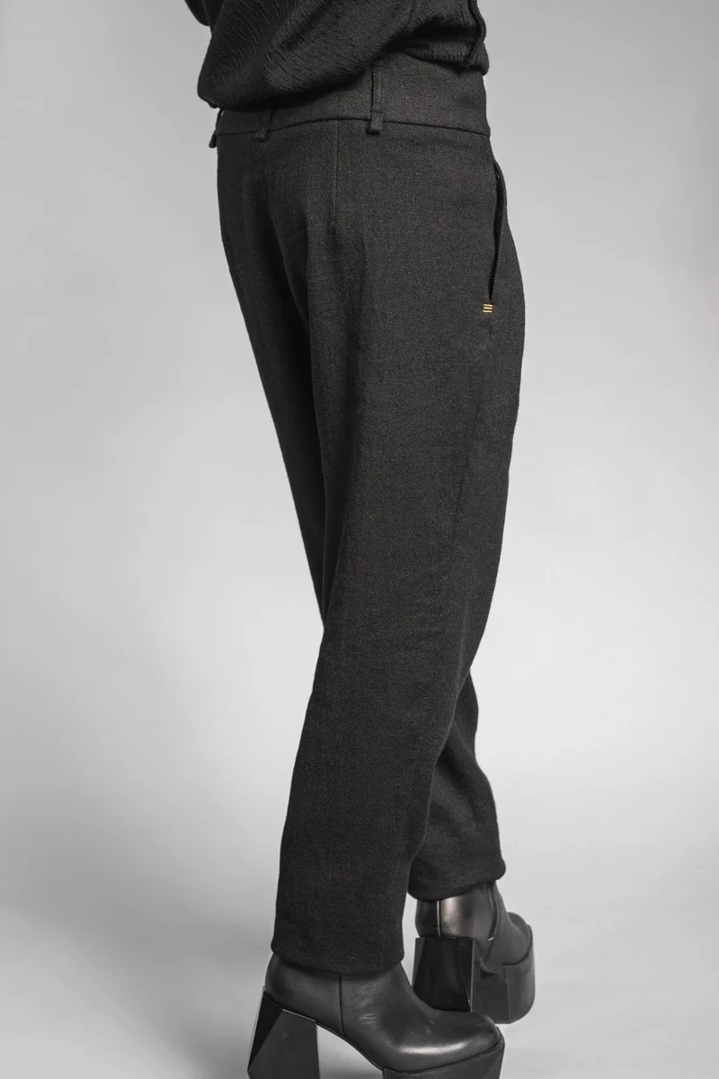 eigensinnig wien | Leontion | Extravagante, weite schwarze Damen Designerhose mit Bundfalten aus Wolle