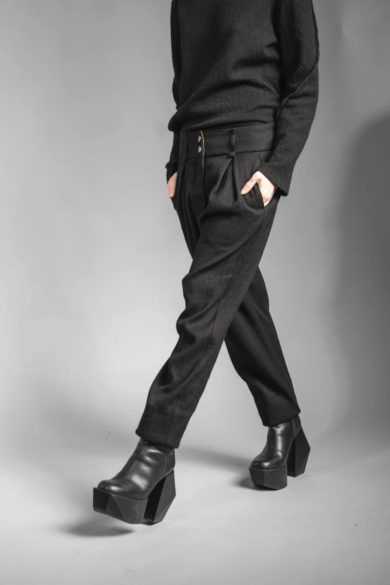 eigensinnig wien | Leontion | Extravagante, weite schwarze Damen Designerhose mit Bundfalten aus Wolle
