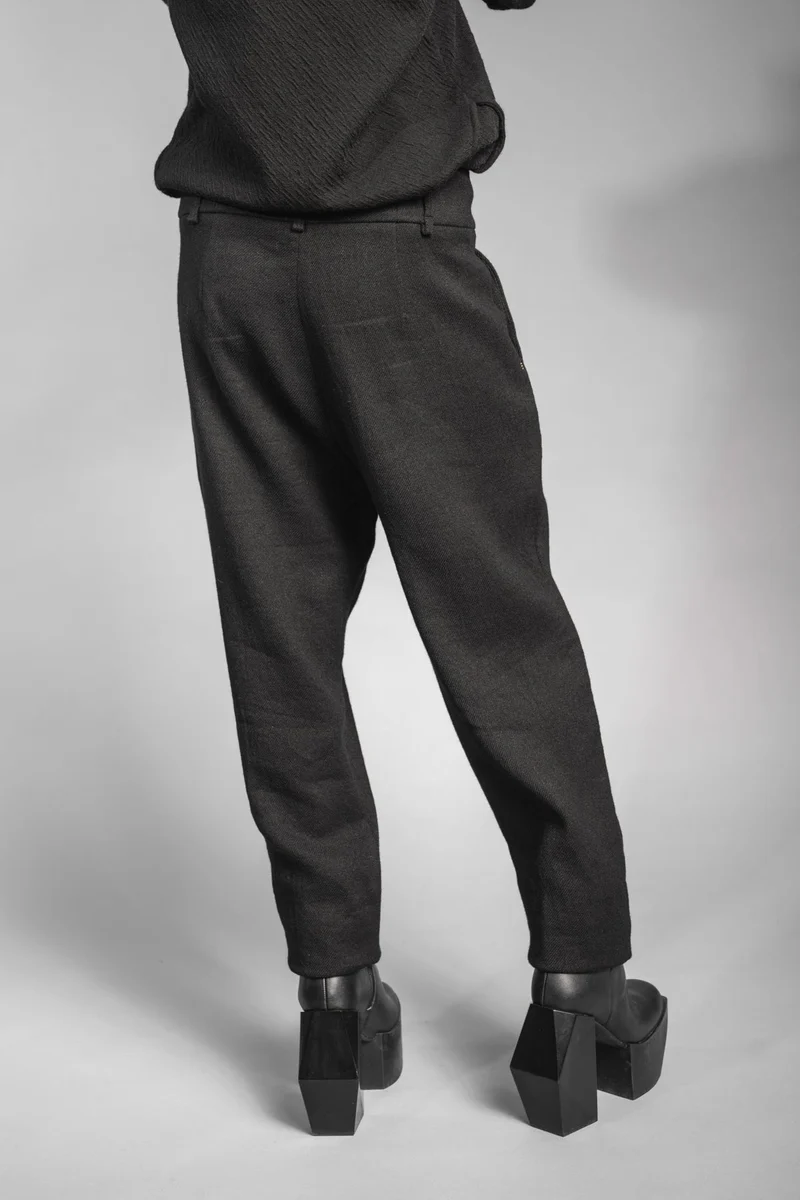 eigensinnig wien | Leontion | Extravagante, weite schwarze Damen Designerhose mit Bundfalten aus Wolle
