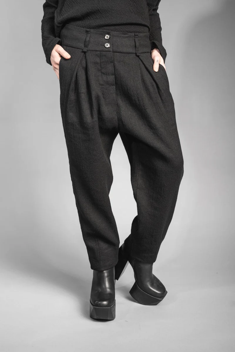 eigensinnig wien | Leontion | Extravagante, weite schwarze Damen Designerhose mit Bundfalten aus Wolle