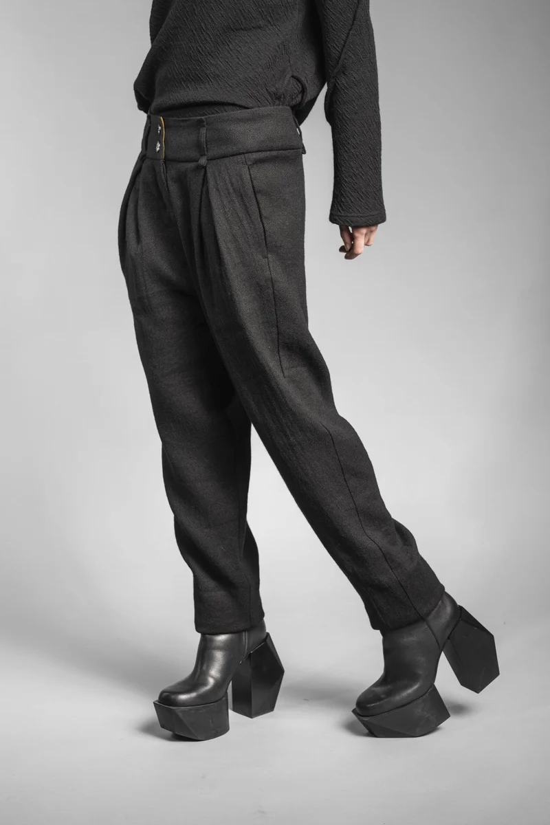 eigensinnig wien | Leontion | Extravagante, weite schwarze Damen Designerhose mit Bundfalten aus Wolle