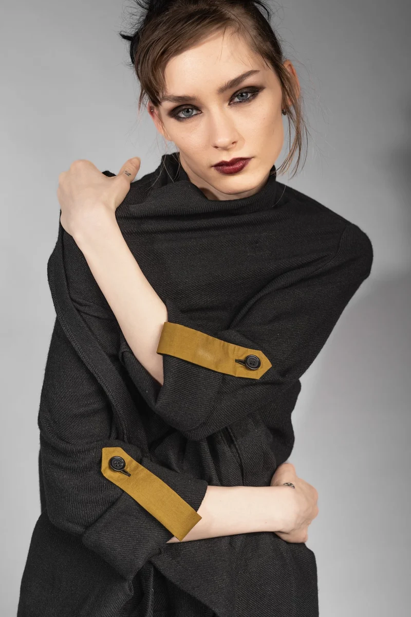 eigensinnig wien | Apollon | Schwarzer, extravaganter Oversize Cardigan aus Wolle-Leinen-Mix