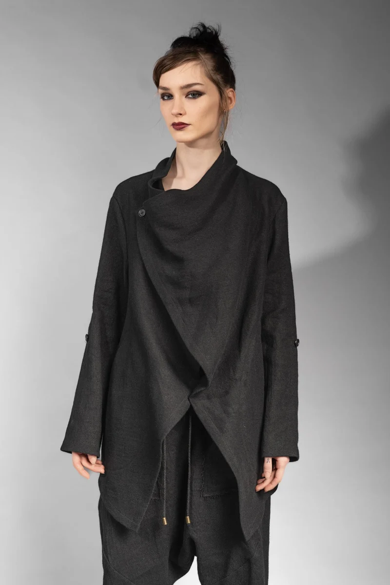 eigensinnig wien | Apollon | Schwarzer, extravaganter Oversize Cardigan aus Wolle-Leinen-Mix