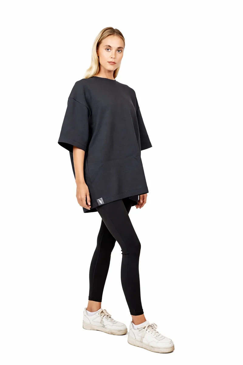 Schwarzes Shirt Gravity Oversized Signature aus Baumwolle von Nivays