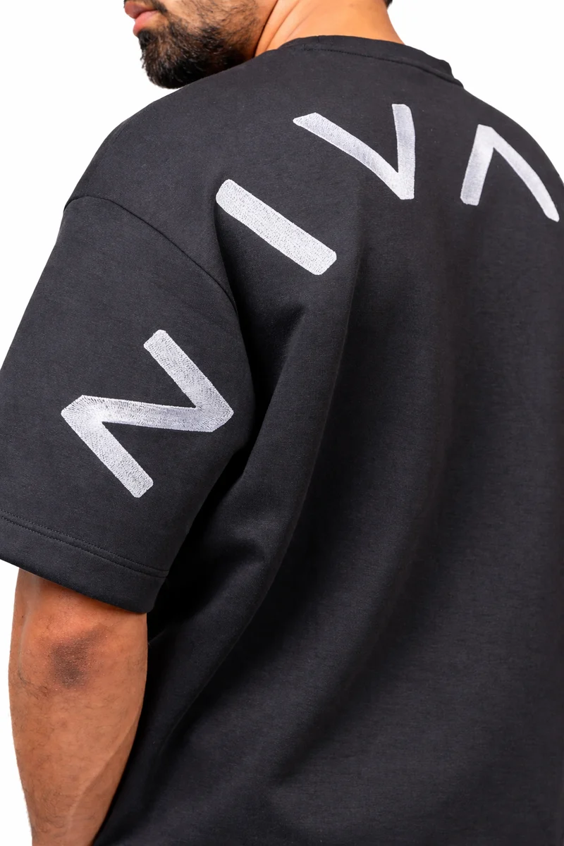 Schwarzes Shirt Gravity Oversized Signature aus Baumwolle von Nivays
