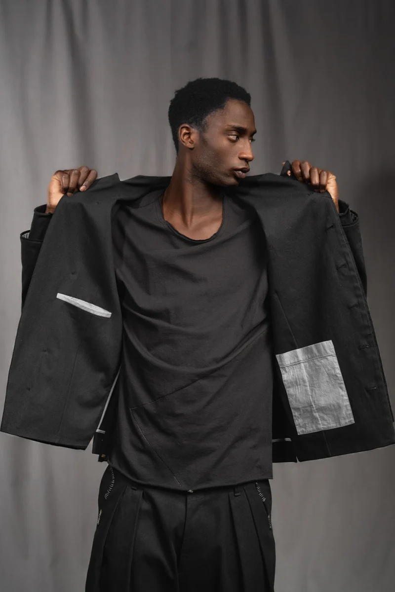 eigensinnig wien | Zweig | Asymmetrisches Herren Designersakko mit Stehkragen aus Baumwolle in Schwarz