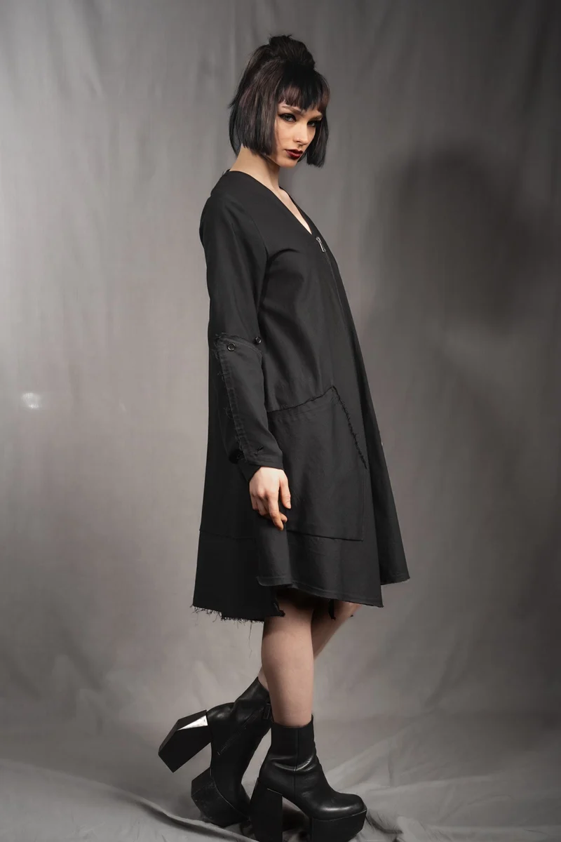 eigensinnig wien | Patti | Avantgardistisches, asymmetrisches Kleid mit Zip aus schwarzer Baumwolle