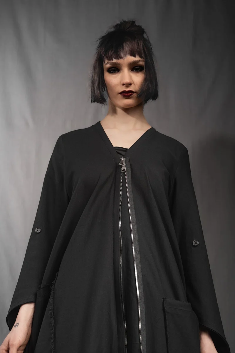 eigensinnig wien | Patti | Avantgardistisches, asymmetrisches Kleid mit Zip aus schwarzer Baumwolle
