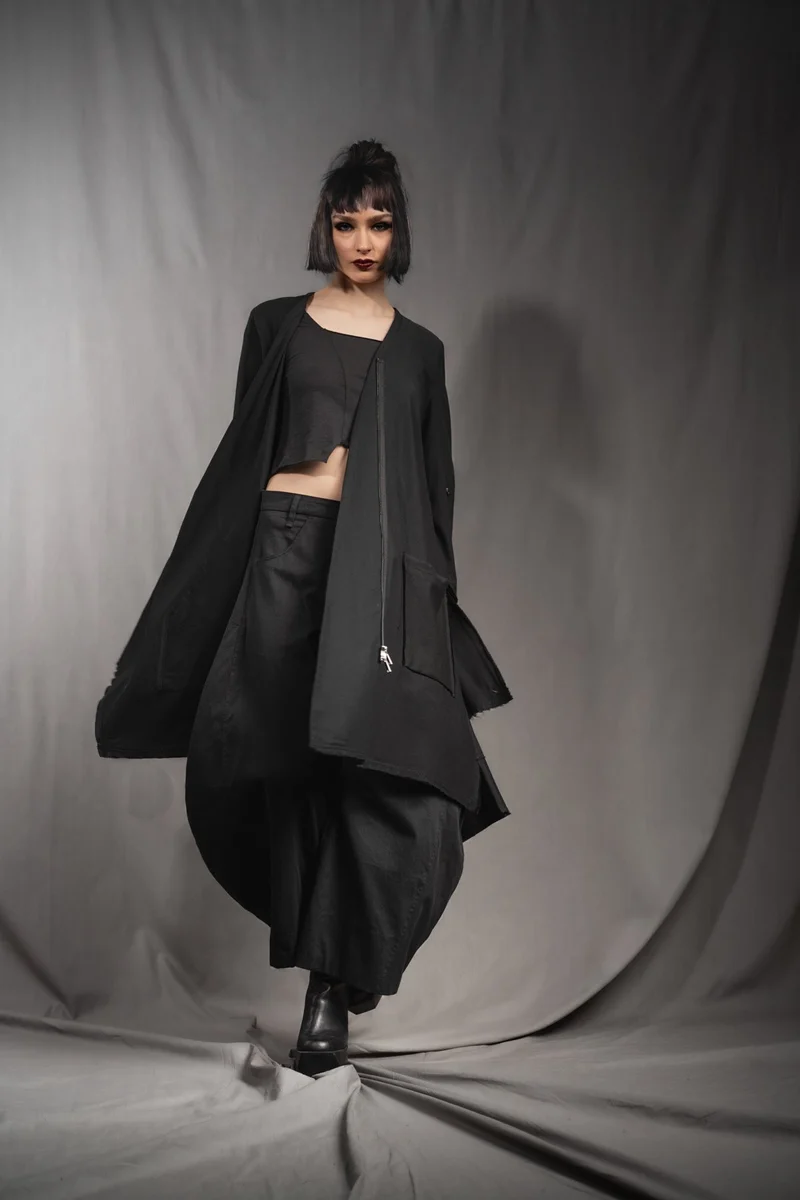 eigensinnig wien | Patti | Avantgardistisches, asymmetrisches Kleid mit Zip aus schwarzer Baumwolle
