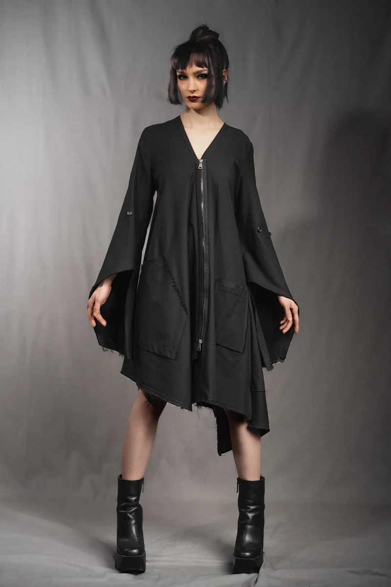 eigensinnig wien | Patti | Avantgardistisches, asymmetrisches Kleid mit Zip aus schwarzer Baumwolle