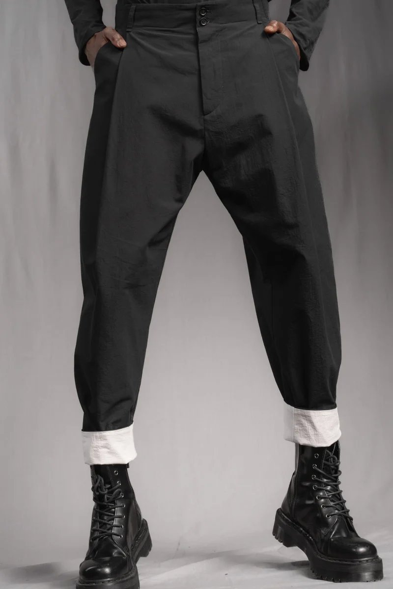 eigensinnig wien | Chiavacci | Schwarze, weite Drop Crotch Pants mit Bundfalten aus japanischer Baumwolle