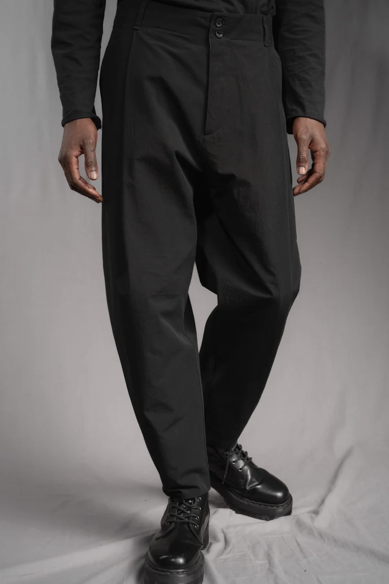 eigensinnig wien | Chiavacci | Schwarze, weite Drop Crotch Pants mit Bundfalten aus japanischer Baumwolle