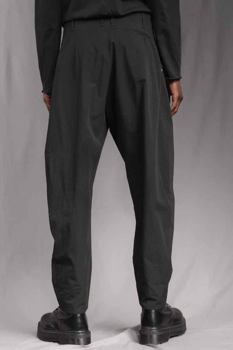 eigensinnig wien | Chiavacci | Schwarze, weite Drop Crotch Pants mit Bundfalten aus japanischer Baumwolle