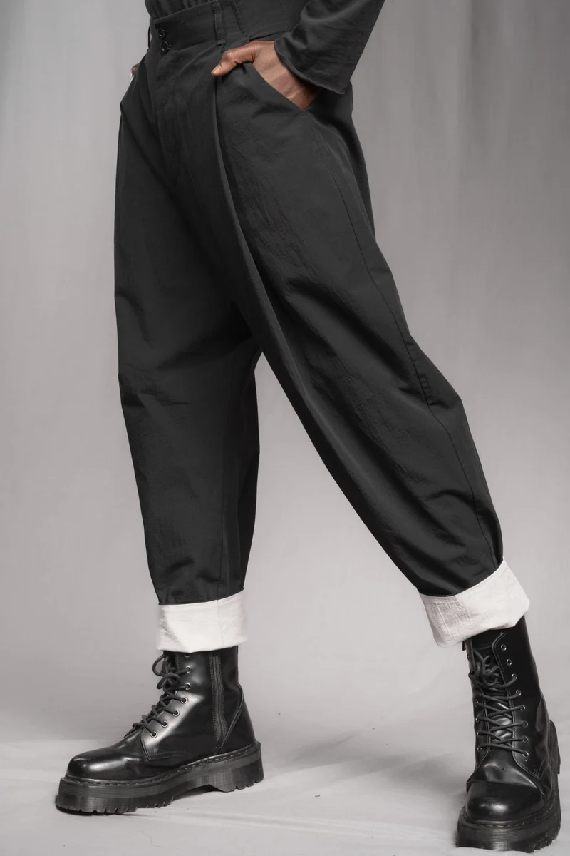 eigensinnig wien | Chiavacci | Schwarze, weite Drop Crotch Pants mit Bundfalten aus japanischer Baumwolle