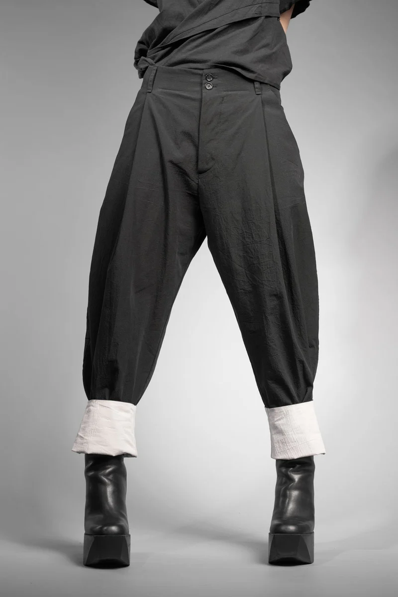 eigensinnig wien | Chiavacci | Schwarze, weite Drop Crotch Pants mit Bundfalten aus japanischer Baumwolle