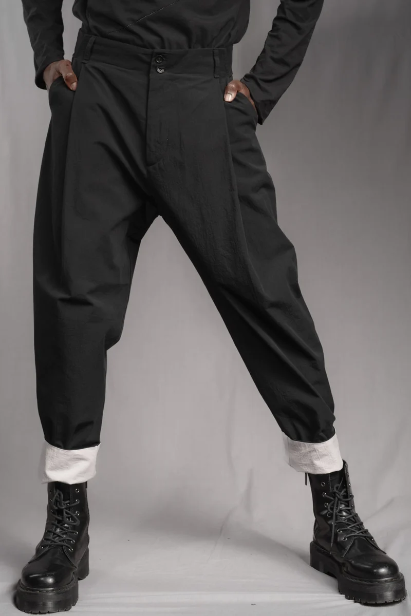 eigensinnig wien | Chiavacci | Schwarze, weite Drop Crotch Pants mit Bundfalten aus japanischer Baumwolle