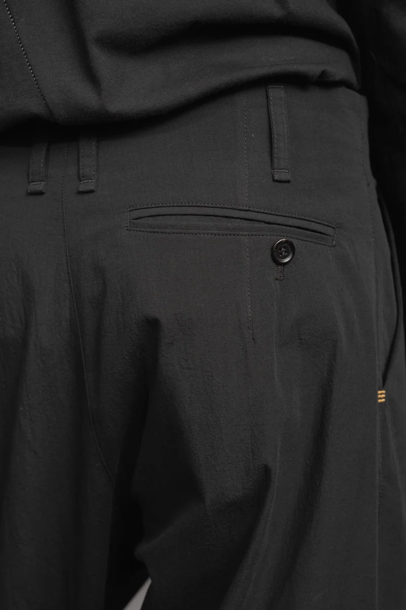 eigensinnig wien | Chiavacci | Schwarze, weite Drop Crotch Pants mit Bundfalten aus japanischer Baumwolle