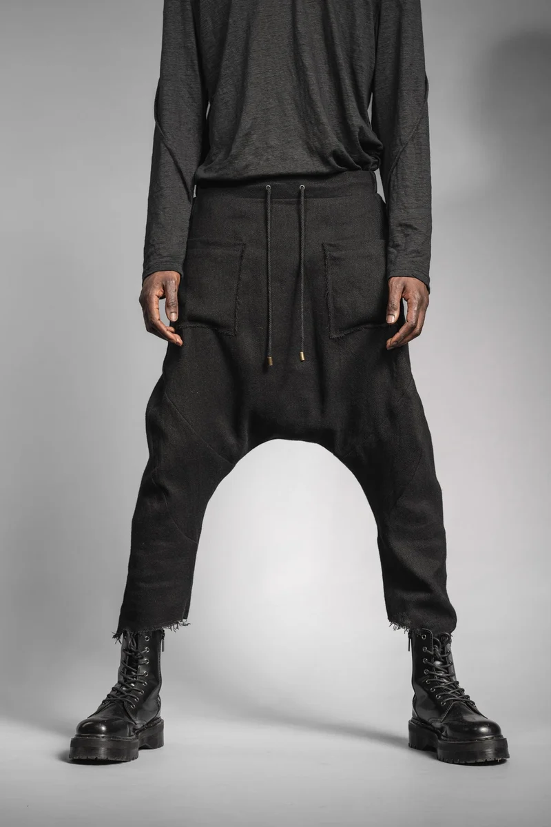 eigensinnig wien | Russell | Schwarze Designer Woll-Cropped Drop Crotch Pants