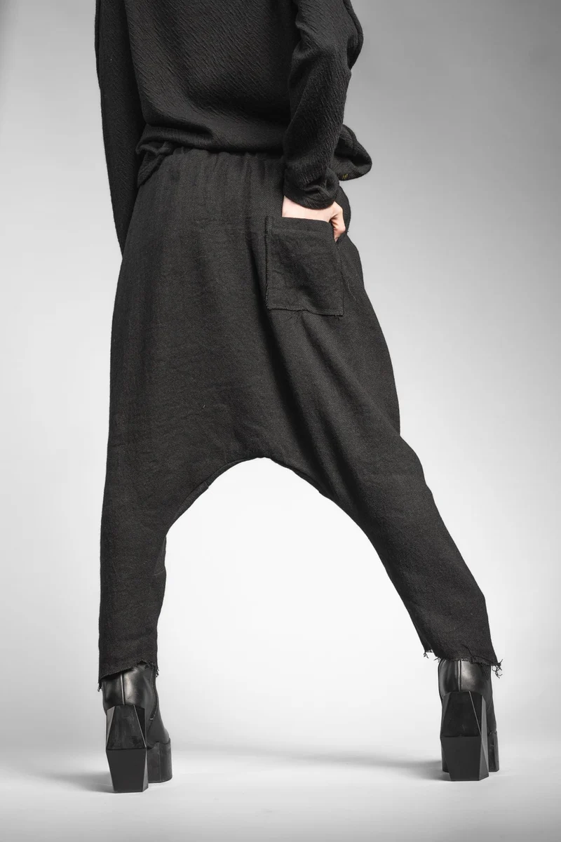 eigensinnig wien | Russell | Schwarze Designer Woll-Cropped Drop Crotch Pants