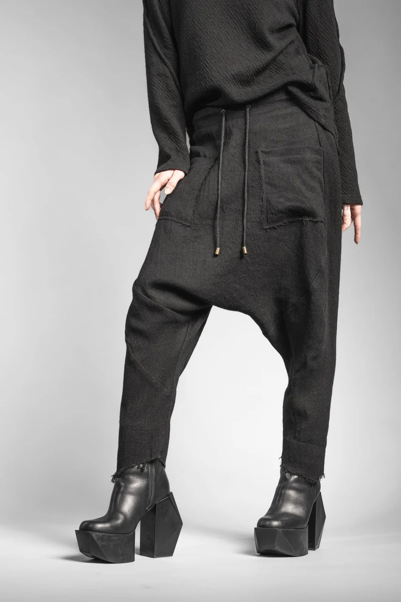 eigensinnig wien | Russell | Schwarze Designer Woll-Cropped Drop Crotch Pants