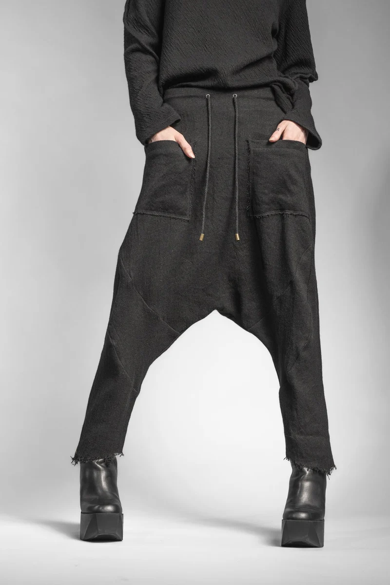 eigensinnig wien | Russell | Schwarze Designer Woll-Cropped Drop Crotch Pants
