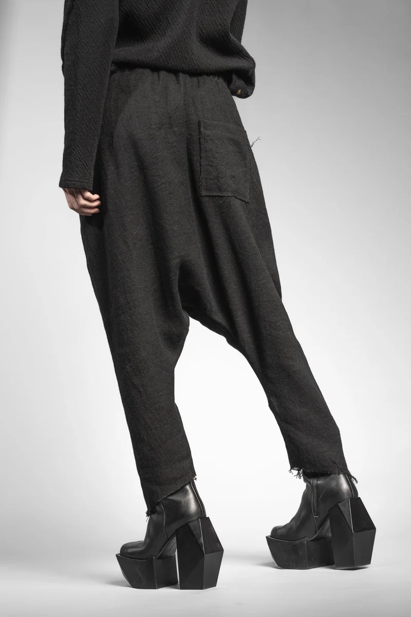 eigensinnig wien | Russell | Schwarze Designer Woll-Cropped Drop Crotch Pants