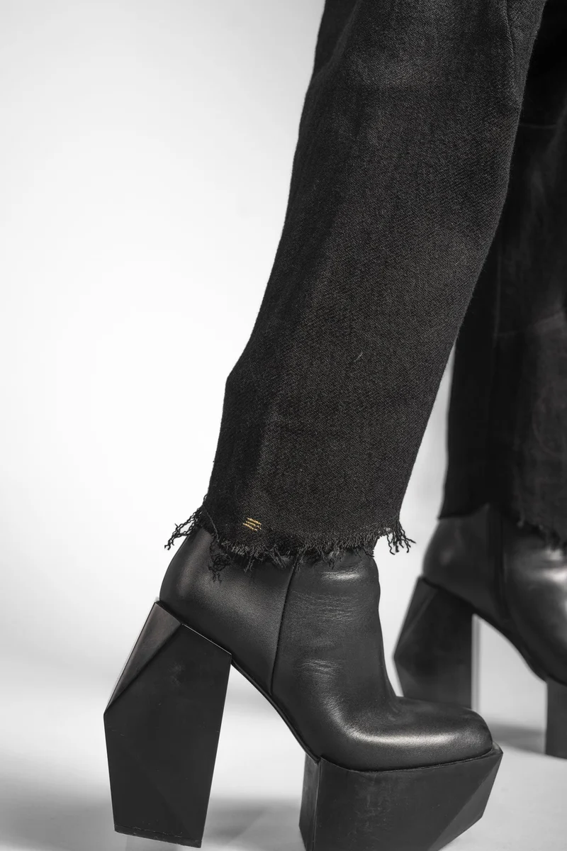 eigensinnig wien | Russell | Schwarze Designer Woll-Cropped Drop Crotch Pants