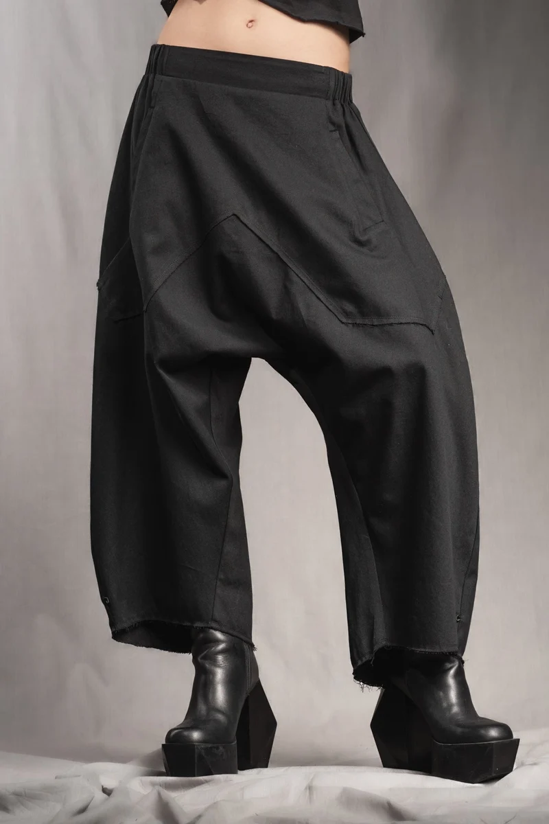 eigensinnig wien | Tuareg | Schwarze, leichte Designer Drop-Crotch Haremshose aus Baumwolle