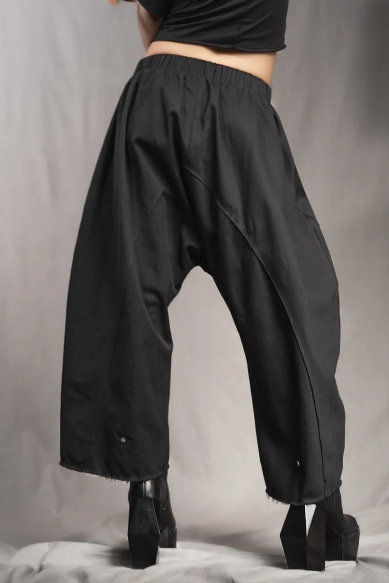 eigensinnig wien | Tuareg | Schwarze, leichte Designer Drop-Crotch Haremshose aus Baumwolle