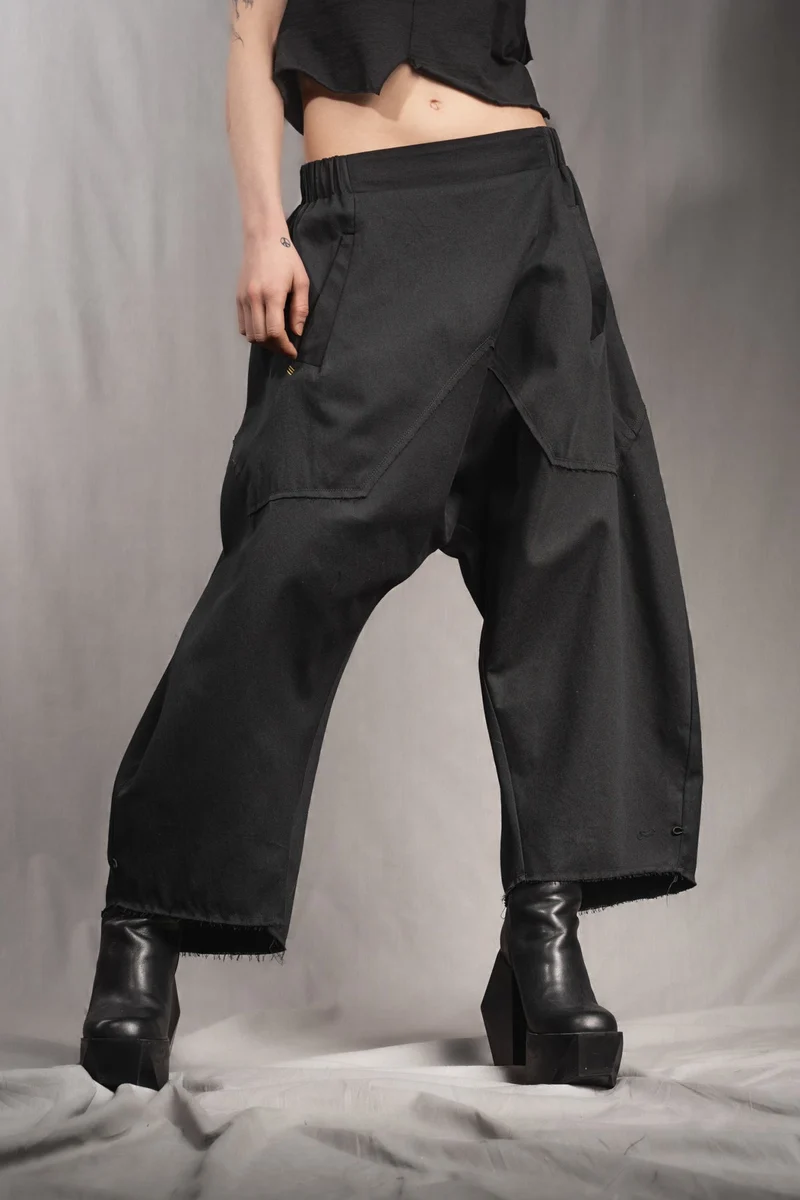 eigensinnig wien | Tuareg | Schwarze, leichte Designer Drop-Crotch Haremshose aus Baumwolle