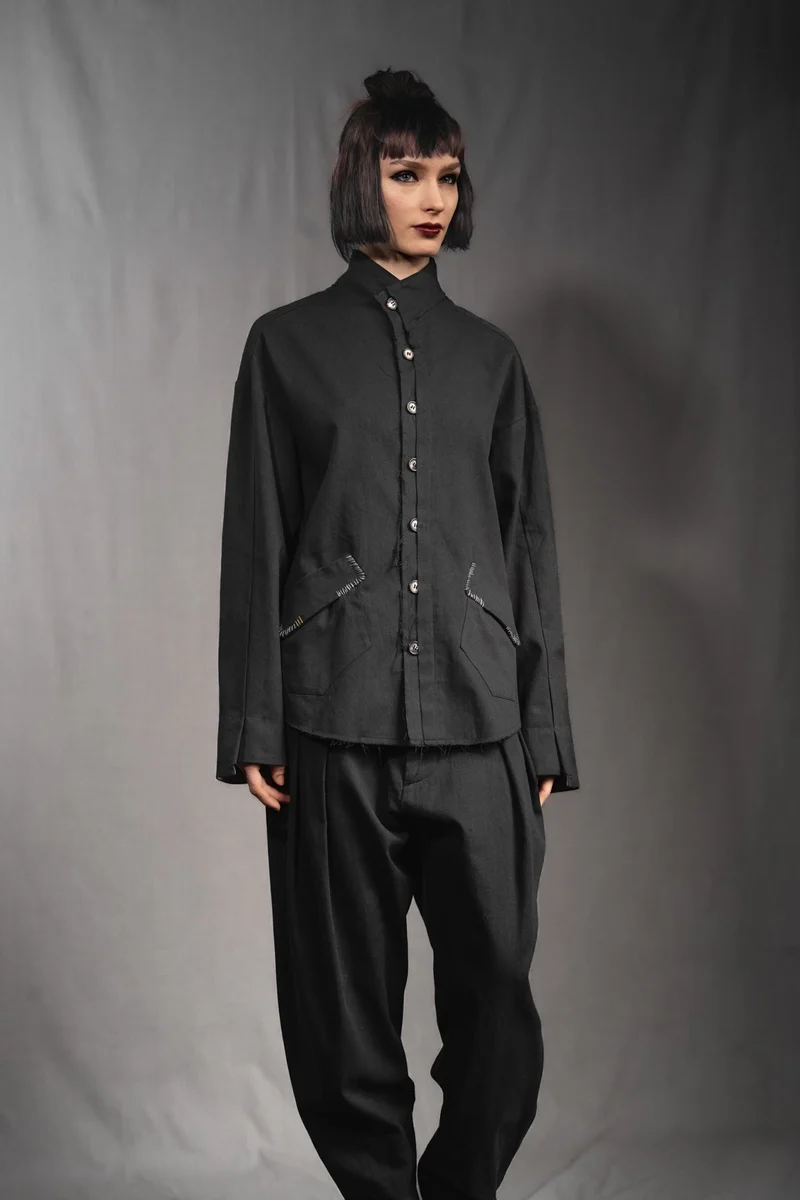 eigensinnig wien | Koloman | Schwarze, leichte Designer Hemdjacke aus Baumwolle