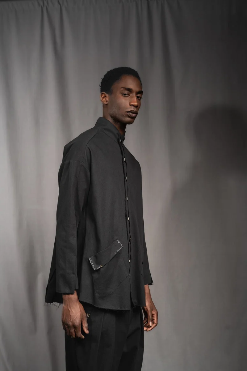 eigensinnig wien | Koloman | Schwarze, leichte Designer Hemdjacke aus Baumwolle