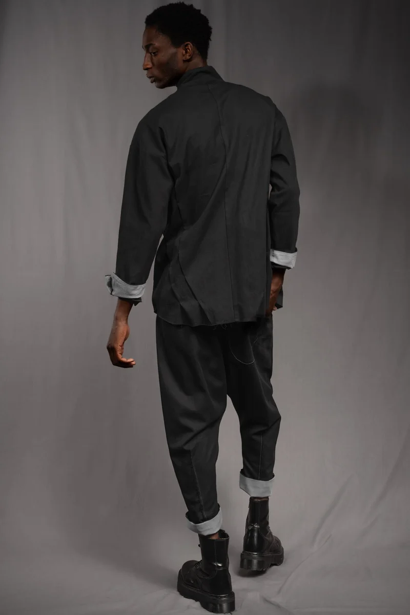 eigensinnig wien | KolKru | Schwarzes Unisex Avantgarde-Ensemble aus Hemdjacke und Drop-Crotch-Hose