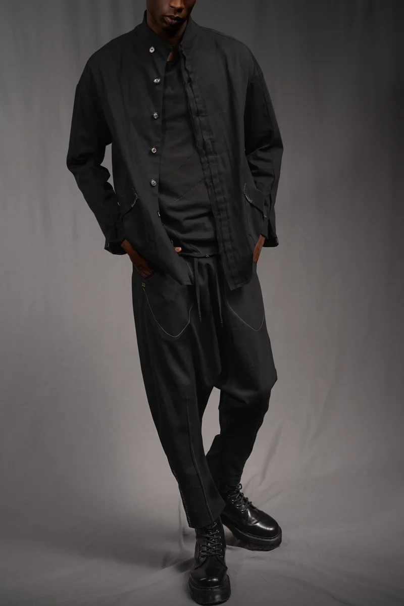 eigensinnig wien | KolKru | Schwarzes Unisex Avantgarde-Ensemble aus Hemdjacke und Drop-Crotch-Hose
