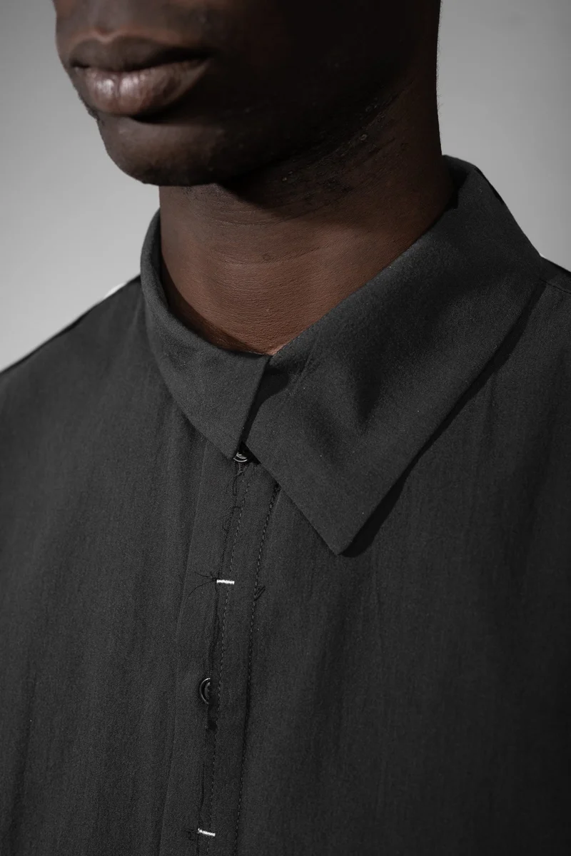 eigensinnig wien | Wittgenstein | Schwarzes Herren-Designerhemd mit unkonventionellem Kragen aus japanischer Baumwolle