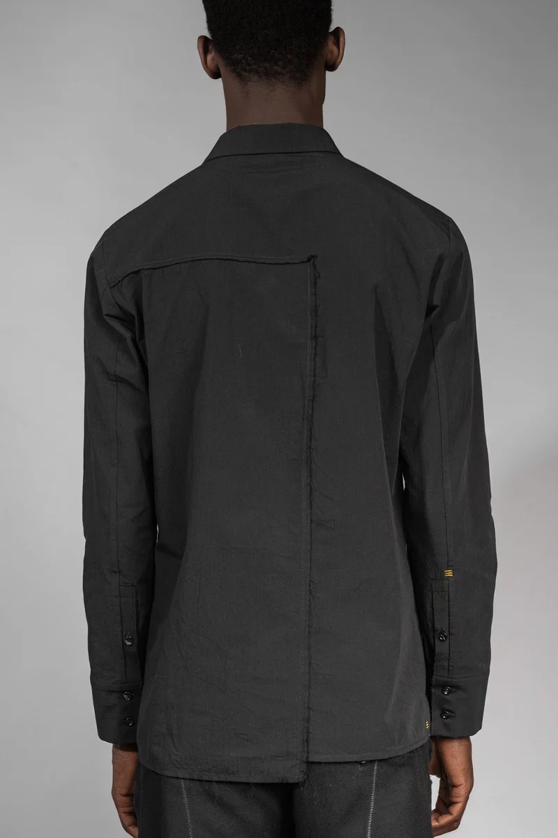 eigensinnig wien | Wittgenstein | Schwarzes Herren-Designerhemd mit unkonventionellem Kragen aus japanischer Baumwolle