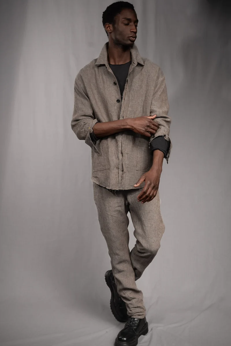 eigensinnig wien | GroTho | Designer-Sommeranzug für Herren aus Leinen mit Overshirt und schmaler Hose