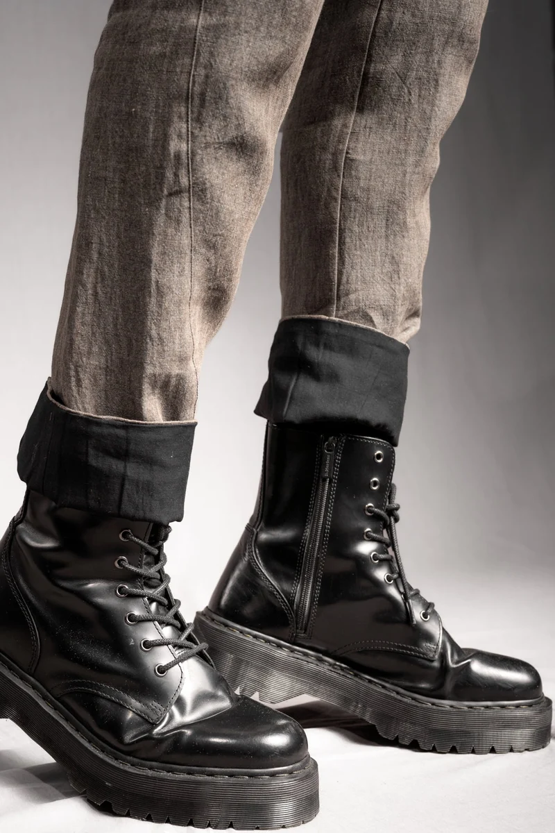 eigensinnig wien | GroTho | Designer-Sommeranzug für Herren aus Leinen mit Overshirt und schmaler Hose