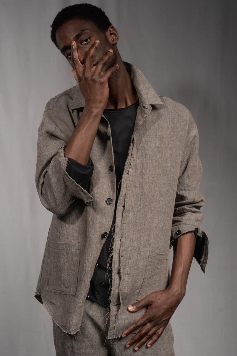 eigensinnig wien | GroTho | Designer-Sommeranzug für Herren aus Leinen mit Overshirt und schmaler Hose
