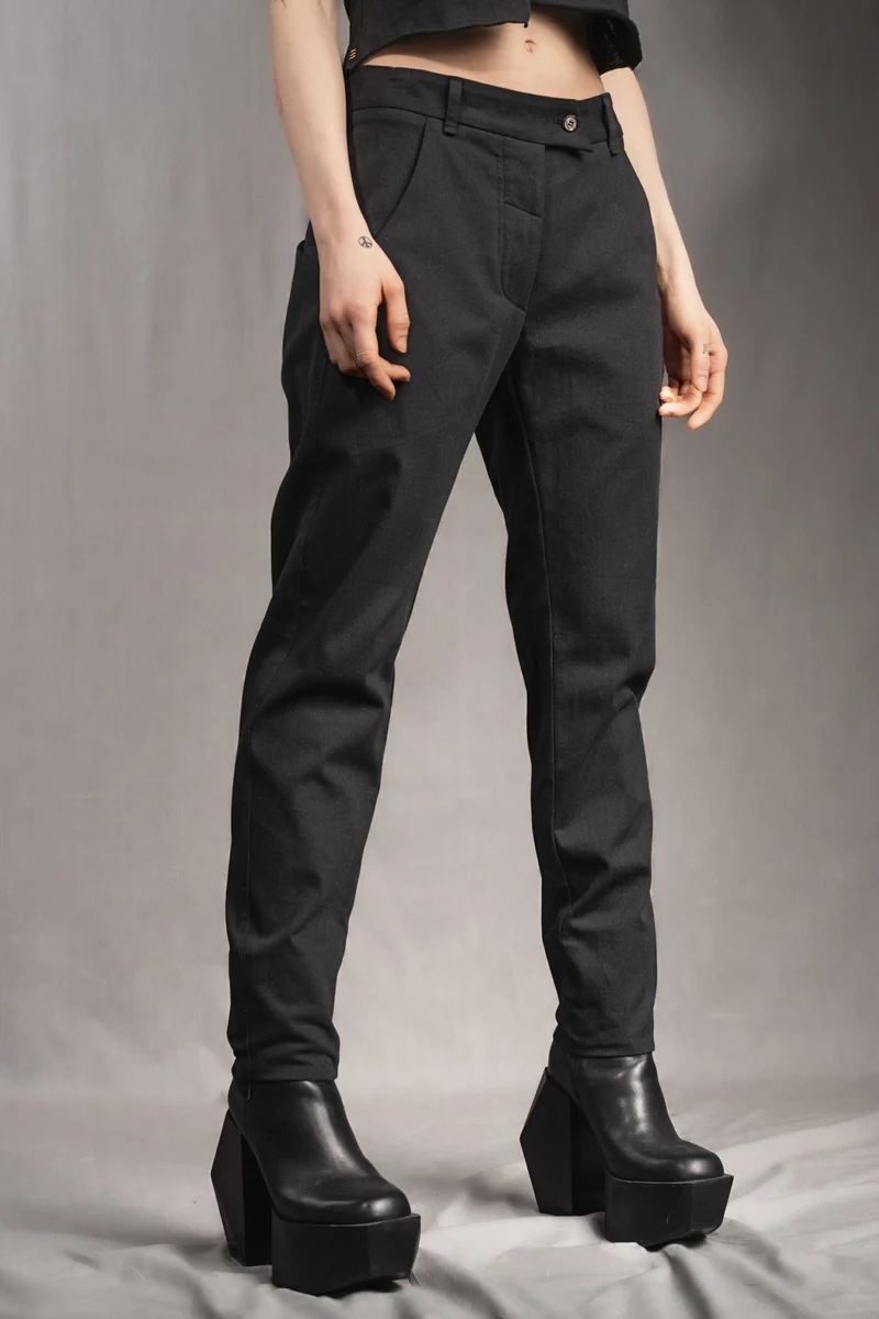 eigensinnig wien | Ki Lil I | Elegante, schwarze Designer Damenhose aus leichter Baumwolle